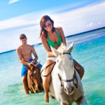 couple-beach-horses
