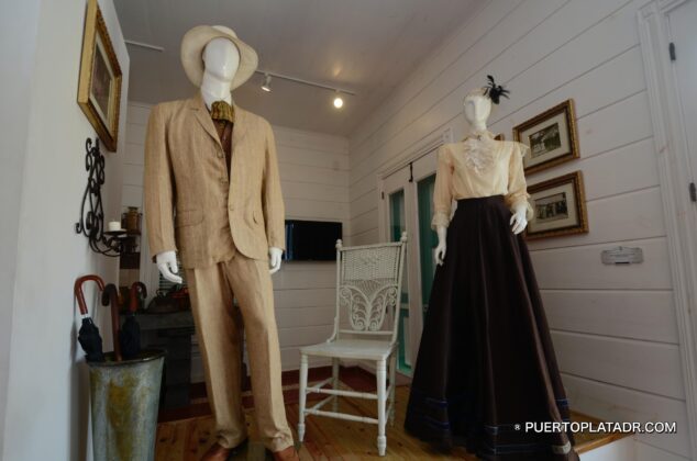 Mannequins with Victorian era clothing