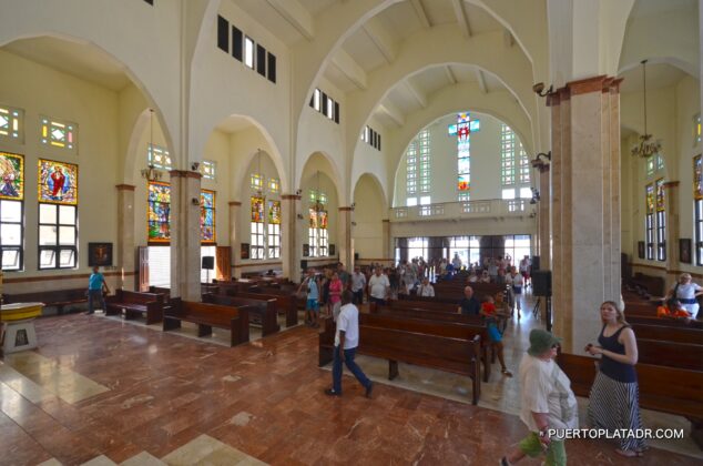 View of the crowd from the front altar