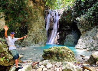 La Rejoya Waterfall Trekking The guide next to the waterfall