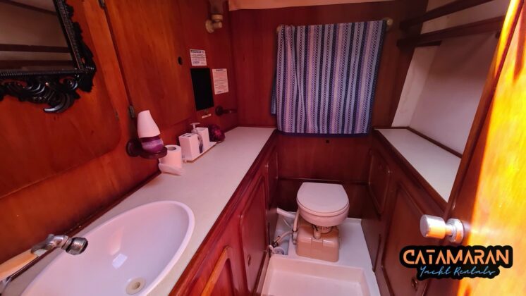 Bathroom of berth cabin 1
